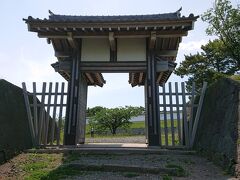 駐車場に車を止めて階段を上がり松前城