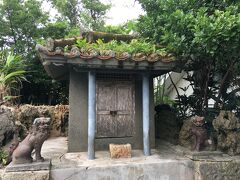 まずは壺屋地区の焼き物博物館の裏手の神様に跪いて祈りの言葉「さりーうーとぅとー」とご挨拶して、壺屋やちむん通りの一本裏道へ街を守っている隠れシーサーを探しに行きます。