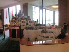 老舗のヒロ・ハワイアンホテルに立ち寄ります。
クリスマスシーズンで素敵な飾り付けがありました。