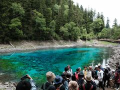 五彩池

徒歩20分くらいで到着。
池が見えた瞬間に衝撃が走ります。この湖面の色の美しさ。
