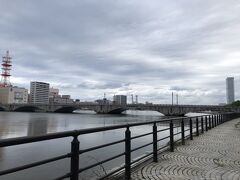 朝ごはんを食べに行こうと、７時半くらいにホテルを出ました。お店は8時～で少し早く着いたので少し足をのばして信濃川までお散歩。