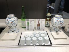 羽田空港第2ターミナル 3F『ANA LOUNGE（本館北）』

『ANAラウンジ（本館北）』の日本酒コーナーの写真。

＜日本酒＞
〇 本醸造酒「峯の精」（千葉県産）
〇 純米吟醸酒「北冠」（栃木県産）

2020年7月に『ANAラウンジ（本館北）』を訪れた際には、日本酒は
提供されていなかったのですが、同年9月に訪れた際には、計2銘柄の
日本酒が提供されていました。

今回（2021年3月）、『ANAラウンジ（本館北）』を訪れた際には、
62番ゲート付近にある『ANAラウンジ（本館南）』と同様に、
計4銘柄の日本酒が提供されていました。
写真は計4銘柄のうちの2銘柄の日本酒です。
後ほど、飲み比べをすることにします ♪( ´ｰ`)⊃