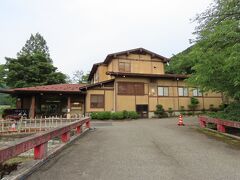 キセキレイの沢にかかっている小さな橋を渡って、ようやく到着です。