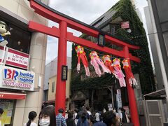由比ヶ浜大通をずーっと歩いて、鎌倉駅前、小町通りの入口。
七夕まつりの飾りがされていました。
