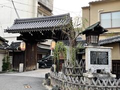 島原大門　　（京都市登録有形文化財）

京都の花街として栄えた島原の東入口にある高麗門形式の大門で、幕末の慶応3年（1867年）に建てられたものです。
