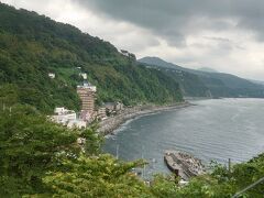 海に山が迫ってます。