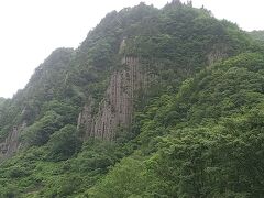 布岩です。ブラタモリでおなじみ「柱状節理」です。
まだ先の見玉公園内にもっと壮大なのがありましたが天気悪く綺麗に写真に撮れませんでした。