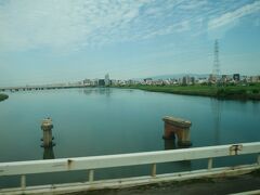 淀川を渡る