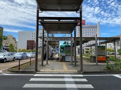 路面電車を利用して、高知駅に到着しました。高知市中心部の均一区間料金は200円です。切りの良い金額なので、今は便利です。

現在のところ、高知の路面電車は、Suicaなどには対応していません。