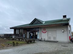 空穂宿をチェックアウト。
ゲストハウスではシャワーを浴びなかったので温泉に行くことになった。韮崎の南に珍しい温泉がある。
「韮崎旭温泉 旭の湯」
ここは大分・長湯温泉に匹敵する天然の炭酸温泉だ。
源泉は近くにある加温加水なしの純粋な炭酸水素塩泉。