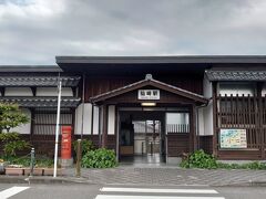 仙崎駅まで戻ってきました。

無人駅です。
ここも人の気配が消されてしまったようです。

長門市駅方面のバスがちょうど来たので飛び乗りました。
乗客はわたしひとり。