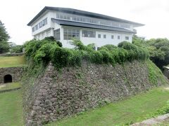 日出城は、日出藩3万石（後に2万5千石）を統治した木下家の居城
建物は小学校