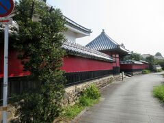 合元寺(赤壁寺)の鮮やかな赤壁にびっくりする。