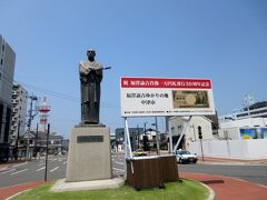 駅前には福沢諭吉像