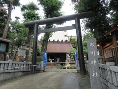 JR高円寺駅南口から２分ほどのところに建つ氷川神社へ。
休日の午前中に訪れましたが、地元の人たちが多く出て神社境内を清掃していました。地元に根付いた神社です。