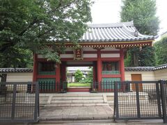 高円寺駅南口から3分ほど、高円寺パル商店街の西に建つ真言宗寺院・長仙寺。
朱色の山門には仁王像が祀られ寺を守っています。