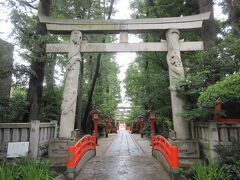 鎌倉時代末期創建と伝わる馬橋稲荷神社。
50mほどある参道には朱色の灯籠や小橋が造られ、参道は木々に囲まれ、桃園川をイメージしたせせらぎが流れ、3基建つ鳥居の1基には昇龍と降龍が彫刻されています。