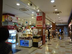 みやげ物店も品揃えがいい。