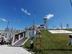 続いては新しくリニューアルされたばかりの遠別町の道の駅、えんべつ富士見です。
以前は上に建っている建物が道の駅でした。
