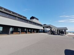 続いては小平町の道の駅おびら鰊番屋、最近大人気の道の駅です。
名称の通り鰊番屋をモチーフにした道の駅で、敷地内(道の駅隣)に日本最北端の国指定重要文化財である旧花田家番屋があります。
道の駅内にも歴史文化の展示がされています。