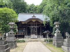 三宝寺から石神井公園の城址を見ながら歩いて行くと
大勢の観光客が上を見て写真を撮っていた。
聞くと鷹だと言うけど見えなかった。
石神井氷川神社がありお詣りしてきます。