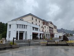 駅前が日光ステーションホテルクラシック

フロントにバックを預け、またもや名入りの長傘借用で出発