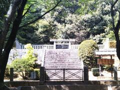 中山茶臼山古墳（吉備の中山御陵）。古墳時代前期（4世紀頃）に築かれたと推定される全長105ｍの大型前方後円墳。四道将軍として大和から派遣された吉備津彦命の墓と伝えられ、宮内庁の管理下にある。柵の手前から見学。