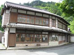 突き当たりが東西に延びる旧街道筋である「伊勢本街道」です～、

別名・参宮街道とも呼ばれ、大坂から伊勢神宮への参拝道として整備された街道のことで、ここが奥津宿に成るわけです。

＊詳細はクチコミでお願いします