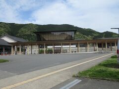 世界遺産センター駐車場に車を停めました。和歌山県世界遺産センターの前にあります。すぐ横の産田社からお詣りしました。