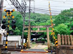 京阪電車の1日乗り放題乗車券を買って正解だったわ…って思いながら、1度大谷駅に戻り、一駅お隣の上栄町駅で再度下車。

下社への道のりは、先ほどの上社へ行くよりも全然安全でした。　私が見たかったのは、京津線の踏切が神社の入口みたいになってるこの場所でした!　