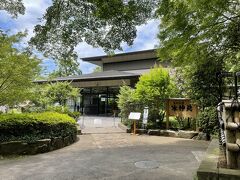 調布市・深大寺　会席料理【水神苑（すいじんえん）】の写真。

立派な建物が見えました。旅館かと思ったら違いました。

武蔵野の緑が色濃く残る、深大寺境内にて半世紀。
四季を魅せる日本庭園、旬を味わう日本料理。
季節を感じるひとときをお過ごしください。