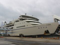 新潟港から佐渡へはフェリーとジェットフォイルがあります。
所要時間はフェリーは２時間半に対して、ジェットフォイルは１時間と速い。
でも料金は３倍。
というわけで行きはフェリーで出発します。