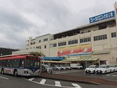 佐渡島の両津港からバスに乗ります。
最初の２日間はバスで佐渡島をまわる予定。
なので、佐渡島のバス乗り放題の２日間用フリーきっぷ２５００円を購入しました。

まずは佐渡島のバス路線のメインルートである「本線」のバスに乗ります。
この路線は佐渡金山まで行きます。
