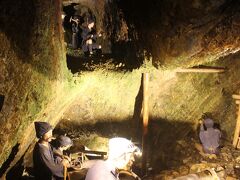 まず「宗大夫坑」へ。
約３０分のコース。
ここでは江戸時代の坑道の採掘の様子が再現されています。

鉱石を掘る坑夫は給料は高かったそうですが、仕事は過酷で短命だったとのことです。
