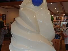 大沼公園に向かって走ってると、賑わっている 山川牧場ミルクプラント発見。
駐車場に車を止めて店内へ 