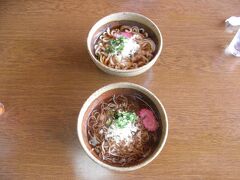 大雪高原山荘の食堂で昼食。うどんと蕎麦。