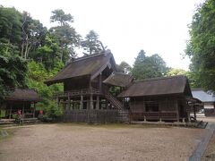 八重垣神社から約2km歩いて神魂（かもす）神社へ。本殿は天正11年（1583年）に再建されたもので、出雲国（島根県東半部）にのみ分布する大社造のなかの最古のものとして、国宝に指定されている。