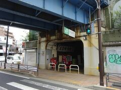 そこにあるのが、鶴見線の国道駅。
ここまで歩いて５分くらい、結構有名な「鉄の抜け道」で、私も３回ぐらい歩いたことがある。