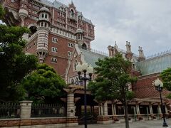 １０時ぴったりに開園。
ソアリンのスタンバイパスを取ってからまっすぐタワーオブテラーに向かいます。
乗り場まで待ち時間０秒でした（笑）
旦那は感動していた。