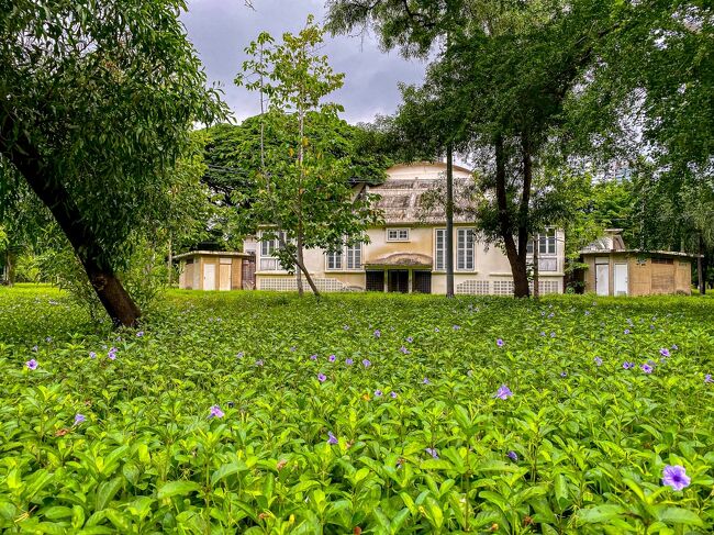 小道の横には怪しい建物