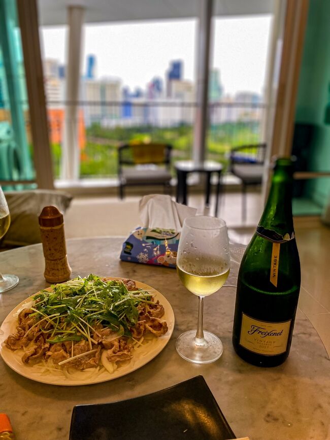 私が作った冷しゃぶサラダとカヴァで乾杯