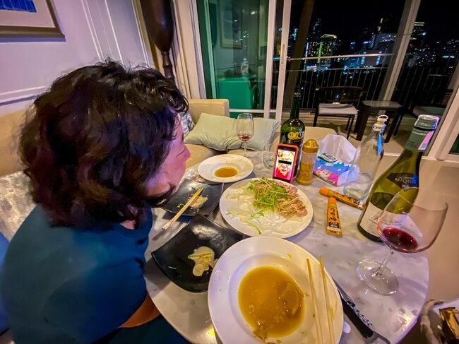 夜景を見ながら、前任者とＬＩＮＥしながら二人でワインを３本半飲んでしまった・・・