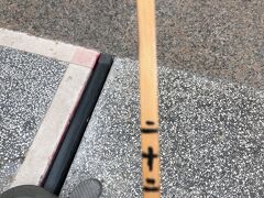 おみくじの筒を借りて、礼拝する場所でひざまずきながら筒を上下に何度も振ると、そのうち竹の棒が一本出てきます。
その棒に書いてある番号を覚えておき、入口のところに軒を連ねる占い屋さんに行って、その番号を伝えると、運勢を占ってくれるしくみになっています。
私も占ってもらいましたが、何て言われたかよく覚えていません。あまり悪いようには言われなかったと思うので、まあこの先はいいことがあるかもしれない、と思うことにしました。
代金はけっこうそれなりにしました。一緒にお守りも買ったりしたので、全部で７００ＨＫ＄ぐらいかかったと思います。