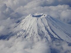 14時50分羽田空港出発しました。
機内からは富士山をパシャ