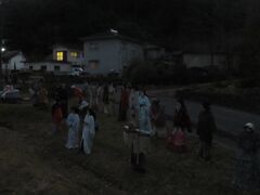 いつものかぶとむしの湯に入りさらに奥へ行くと直川ダムがある途中の部落にむかしの姿をした案山子が立っている。暗がりでとてもぶきみであった。