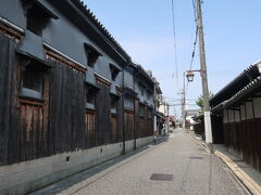 越井家の年季の入った長大な米蔵。
とても風情があります。
古くから木材商を営み、安政年間には庄屋を務めたお家柄とか。。