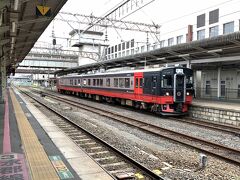 そうそう。。向かいのホームに駅員さんやら職員の方々が、
横断幕やら旗やらを持って並んでいたと思ったら。。。

なっ！なんとフルーティアふくしま号が入線して来ました(^O^)／
