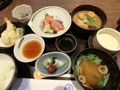 時間も遅いので金沢駅の加賀屋 金沢店で夕ご飯
金沢美味クーポンというキャンペーンをやっていて少し安く定食が食べられました。