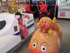 長浜駅までバス送迎があります
駅のスーパーの１００均で手袋を買ってから
（雪だるま作成でドロドロだから）
１００均前の乗り物に釣られてる姉妹