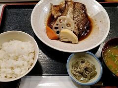 2日目はレンタカーで熊本宮崎へ
ホテルから徒歩で行ける長浜鮮魚市場で朝食
鯉の煮つけ　700円